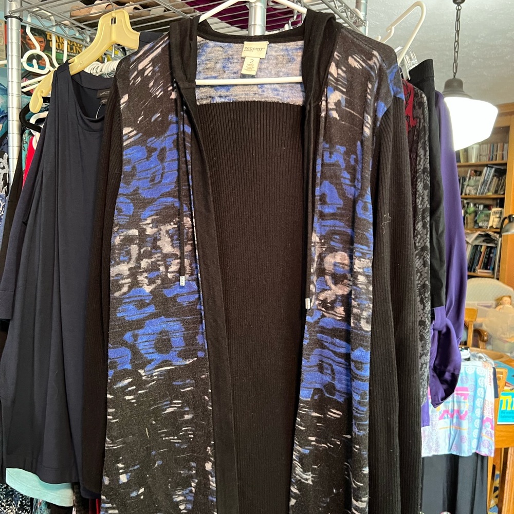 Hooded long sweater Chico’s zenergy black blue print on front